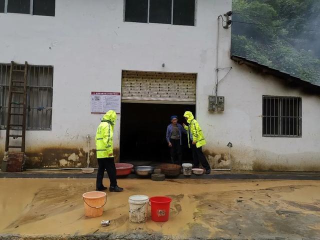 巫溪连降暴雨 警方积极抢险救援|巫溪连降暴雨 警方积极抢险救援