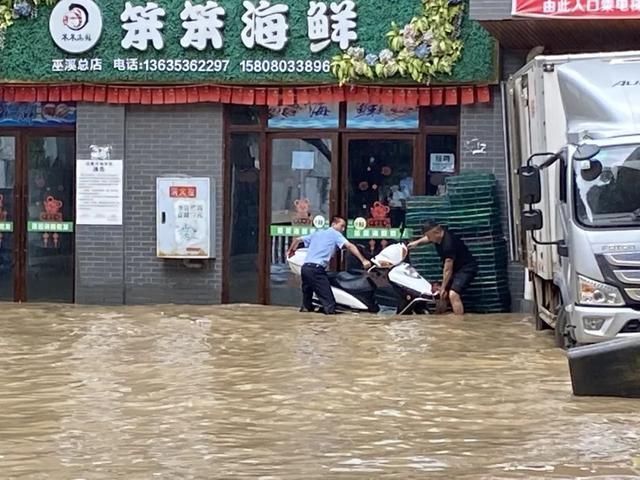 巫溪连降暴雨 警方积极抢险救援|巫溪连降暴雨 警方积极抢险救援