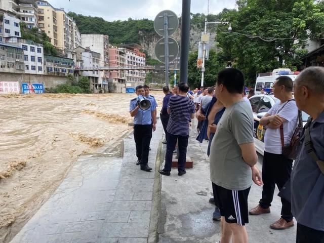 巫溪连降暴雨 警方积极抢险救援|巫溪连降暴雨 警方积极抢险救援