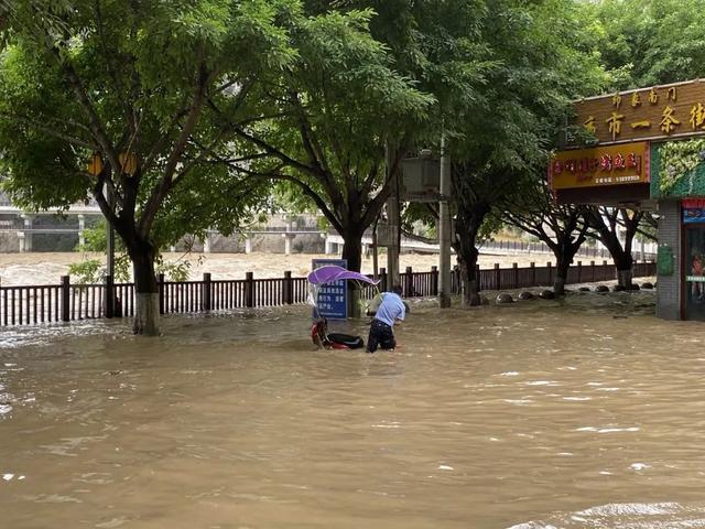 巫溪连降暴雨 警方积极抢险救援|巫溪连降暴雨 警方积极抢险救援