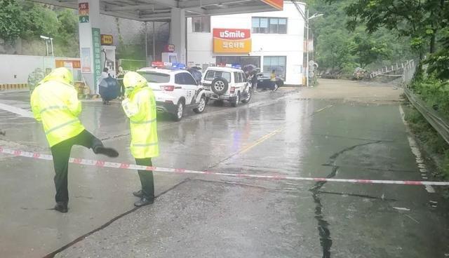 巫溪连降暴雨 警方积极抢险救援|巫溪连降暴雨 警方积极抢险救援