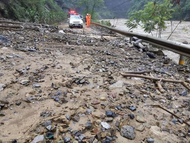 巫溪连降暴雨 警方积极抢险救援|巫溪连降暴雨 警方积极抢险救援