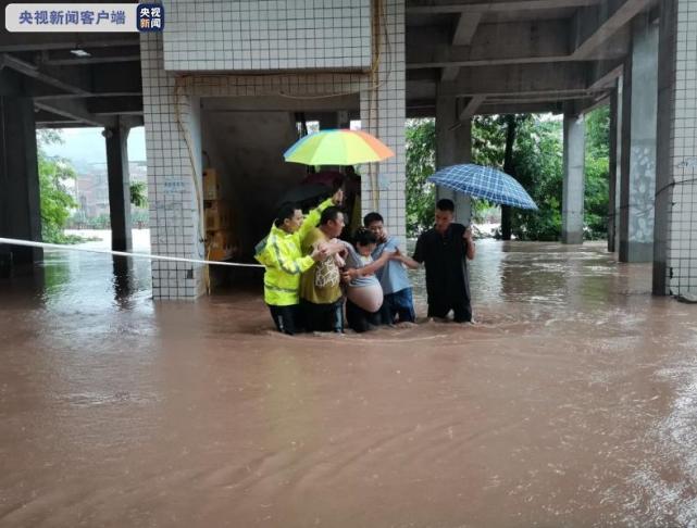 孕妇被困|重庆开州河水暴涨致孕妇被困 社区干部、民警齐护送