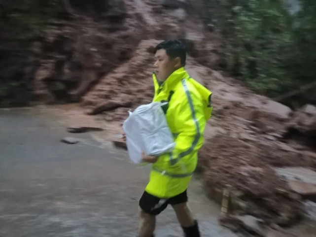 警徽闪耀抗洪防汛一线|警徽闪耀抗洪防汛一线|突发洪水，忠县民警全力抢险