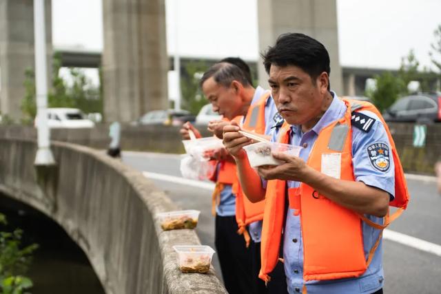 民警|派出所被淹了，20名警察守“孤岛”