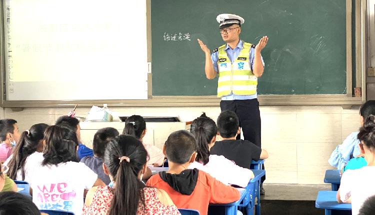 交通安全进校园|警讯 | “交通安全进校园 平安快乐过暑假 高新警方开展校园交通