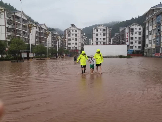 警徽闪耀抗洪防汛一线|警徽闪耀抗洪防汛一线|突发洪水，忠县民警全力抢险