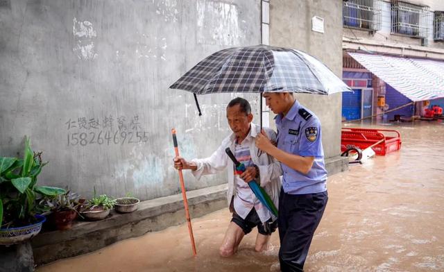 |渝中警讯丨闻“汛”而动 重庆警方开启“抗洪”模式