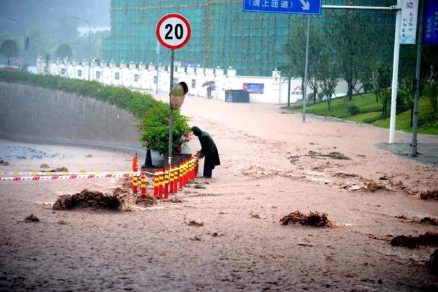 |渝中警讯丨闻“汛”而动 重庆警方开启“抗洪”模式