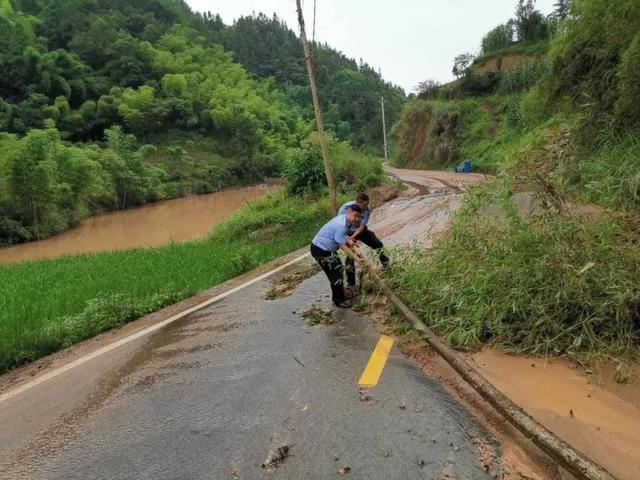 |渝中警讯丨闻“汛”而动 重庆警方开启“抗洪”模式