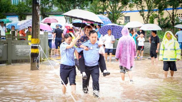 |渝中警讯丨闻“汛”而动 重庆警方开启“抗洪”模式