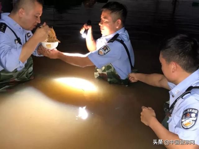 致敬|警察蜀黍这一幕被拍下，一下“火”了