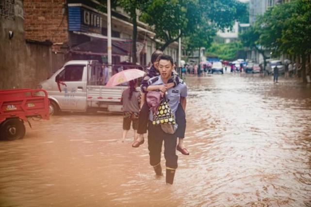 重庆公安|暴雨侵袭！梁平公安全力以赴开展抗洪抢险救灾工作