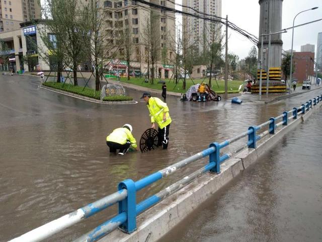 暴雨|重庆又迎暴雨天气，交巡警赤足清理排水口被路人拍下