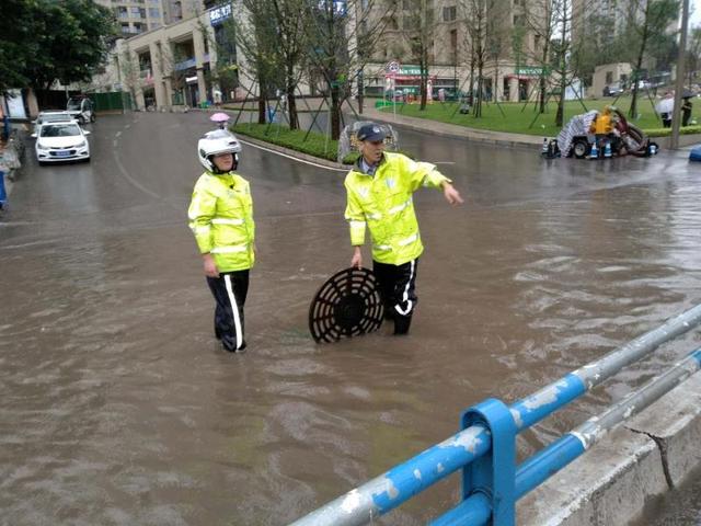 暴雨|重庆又迎暴雨天气，交巡警赤足清理排水口被路人拍下