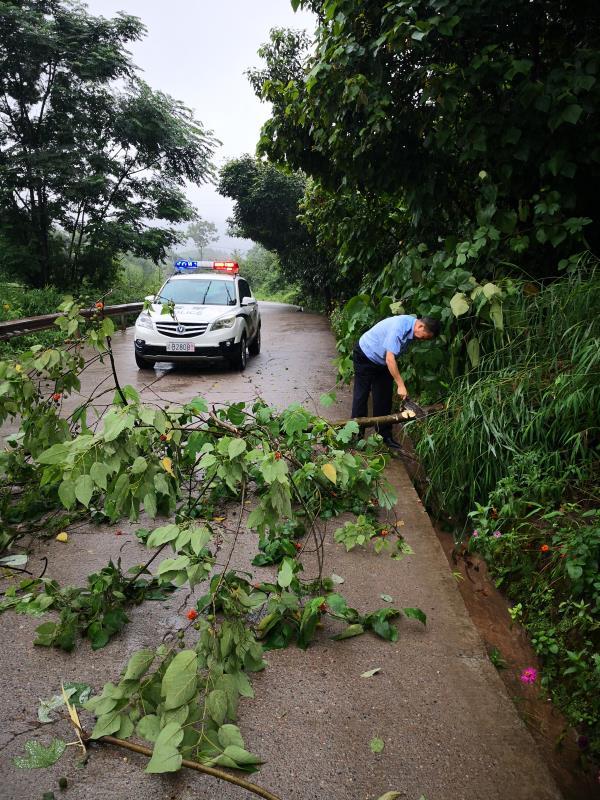 暴雨|重庆又迎暴雨天气，交巡警赤足清理排水口被路人拍下