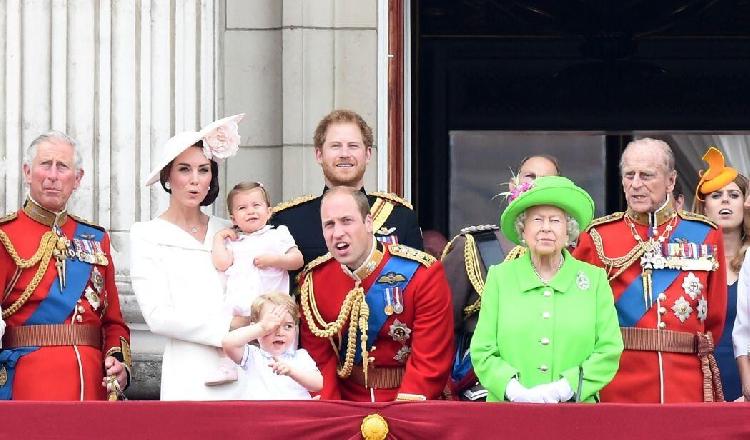 女王为何喜欢鲜艳衣服？英媒解密英王室成员穿衣规矩