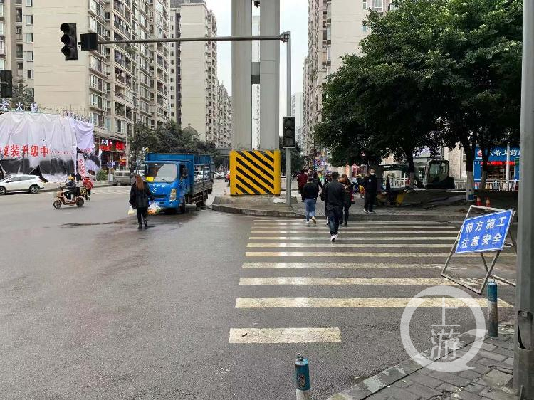 兩江新區樹蘭路相鄰兩個十字路口 所有紅綠燈