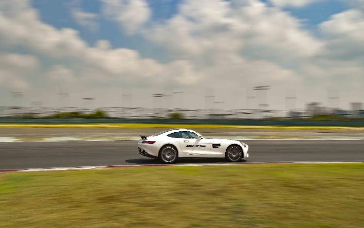 18. 全新梅赛德斯-AMG GT C中国特别版，集运动激情和专属性于一身，成就了整车灵敏稳定的操控特性.jpg