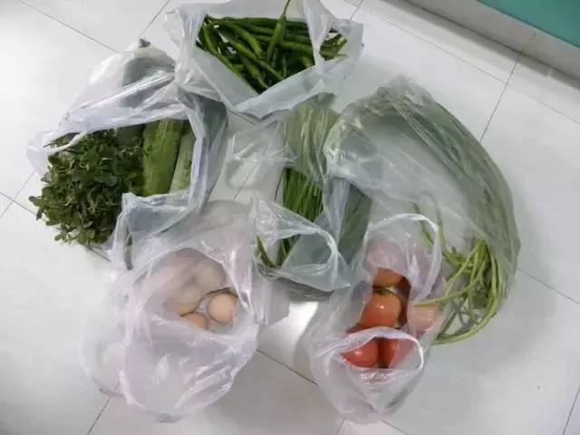 塑料袋包裹的蔬菜放进冰箱有毒?好袋子坏袋子
