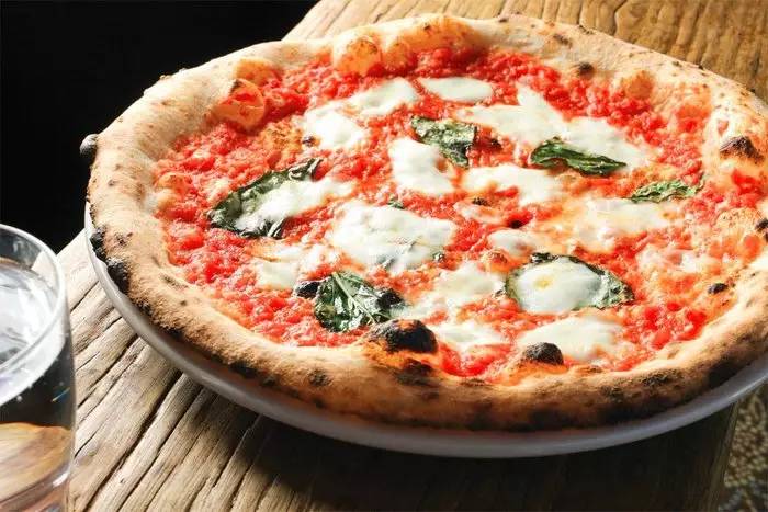 这种披萨其实就是意大利最流行的经典款式:那不勒斯披萨(pizza