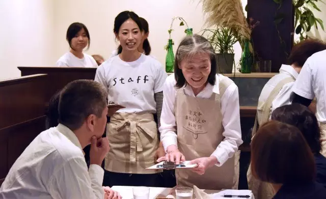 日本这家餐厅经常上错菜 顾客为何从不生气?
