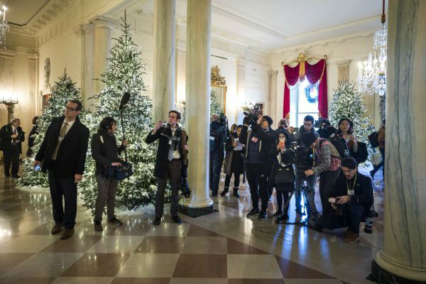 2 11月27日，在美国华盛顿，媒体记者拍摄白宫圣诞装饰。