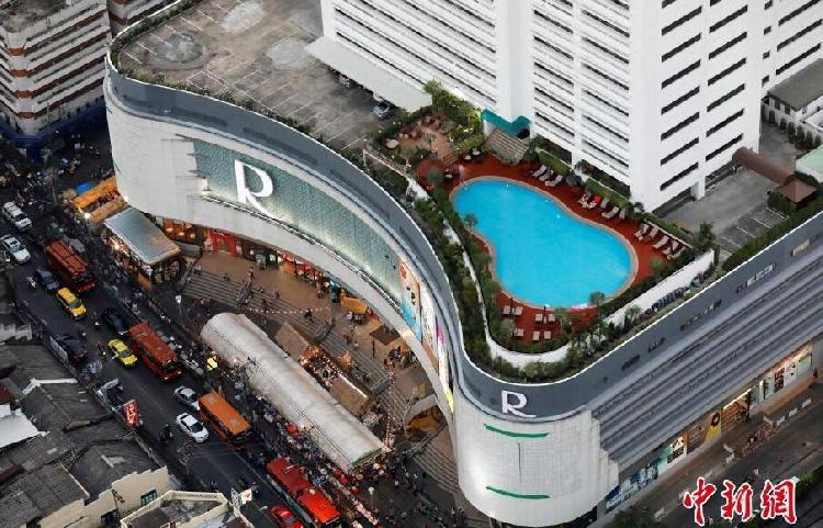 泰国曼谷市中心一家酒店拥有屋顶露天泳池，在这里游泳，可以顺便看看楼下拥堵的交通。.jpg