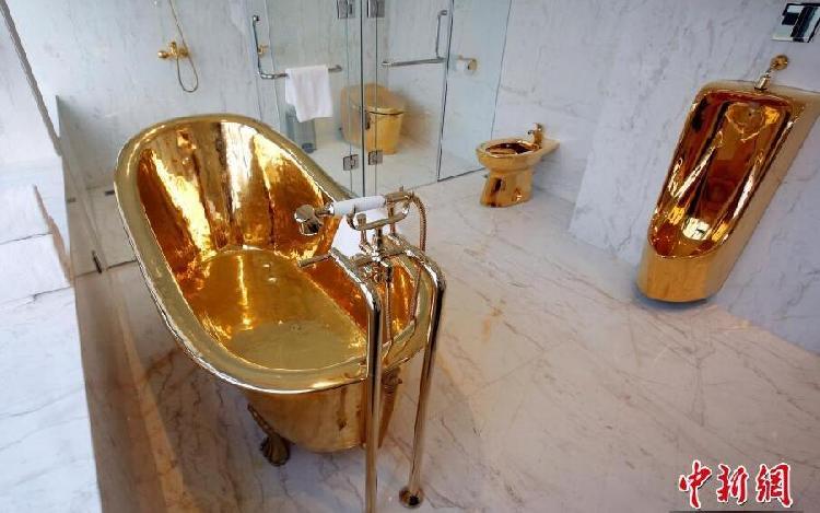 越南一家酒店的总统套房，豪华程度只能用金光闪闪来形容，不仅餐具用黄金打造，连卫生间的马桶浴缸也都贵气逼人。.jpg