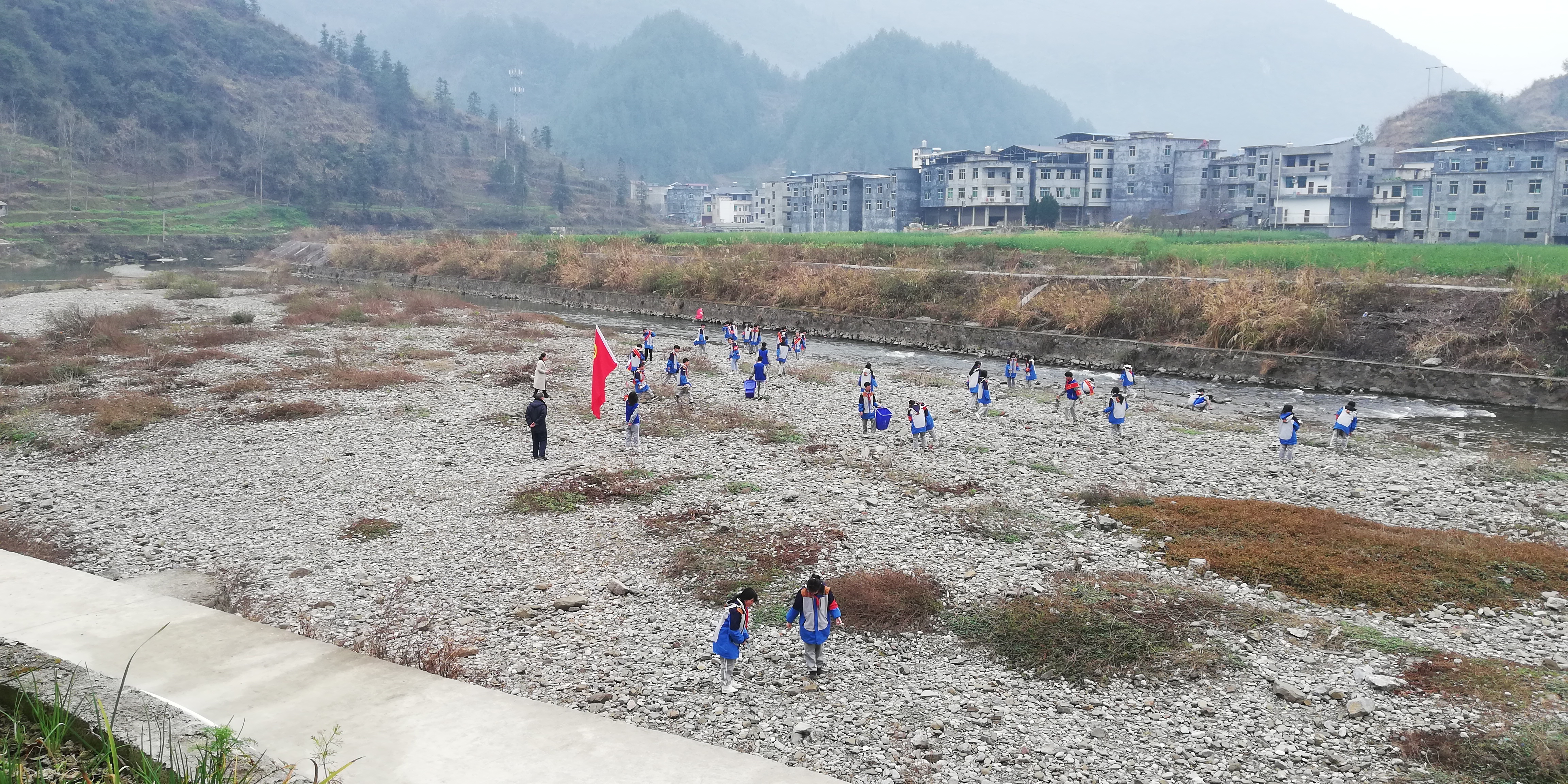 酉陽銅鼓鎮開展河道垃圾清理