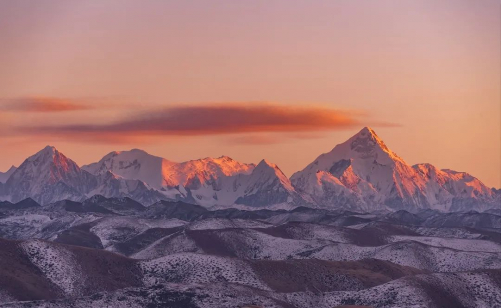 他橫跨人間雪國風光,銀河星空,日照金山都可盡情飽覽另一處的四姑娘山