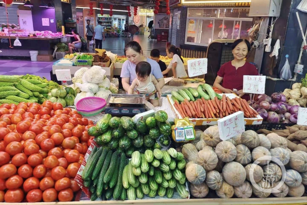 江北建新东路农贸市场,蔬菜,水果摊位货源充足且品种多