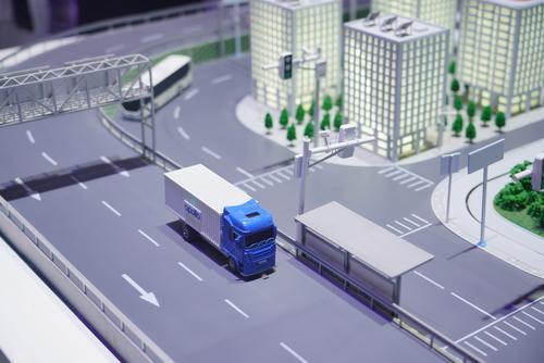 自动驾驶演示沙盘上,阿波龙和物流大卡车,网约车等汽车模型行驶着02.