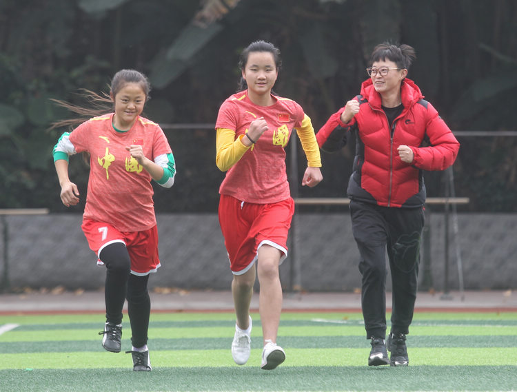 11月24日下午，黄婷（图左）和李方树（图中）抵达重庆后就在教练蔡蓓蓓（图右）的指导下进行热身训练。.jpg
