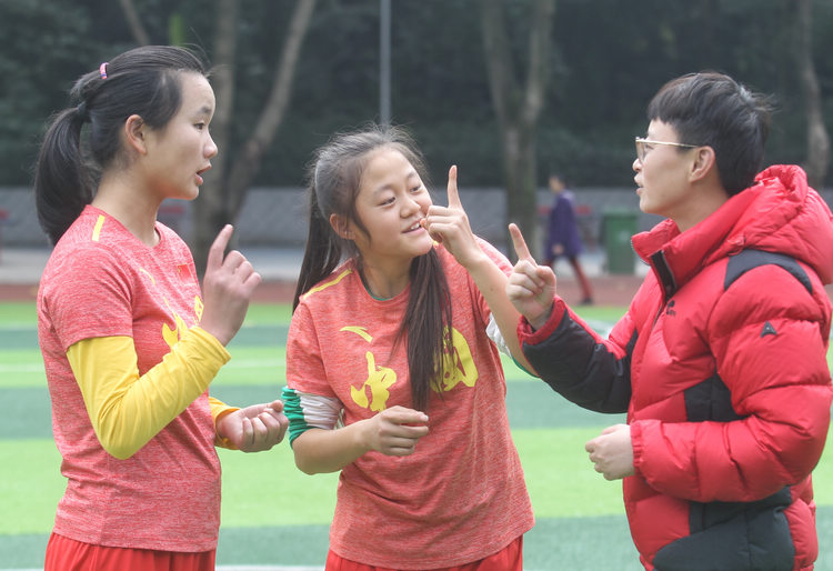 教练蔡蓓蓓和两个女孩用手势交流。.jpg
