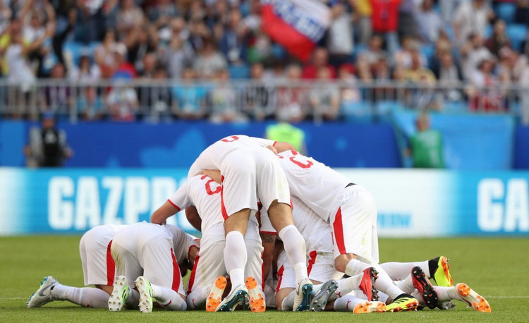 塞尔维亚队员庆祝进球.jpg