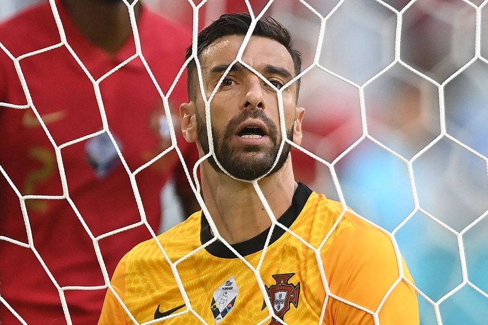葡萄牙门将帕特里西奥两次被自己人洞穿球门。