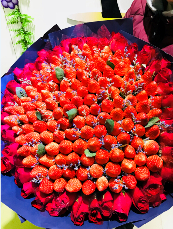 草莓做的水果花.jpg