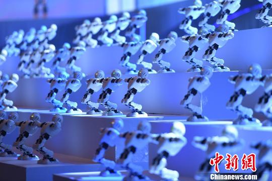 首届中国国际智能产业博览会开幕机器人集体舞蹈迎嘉宾