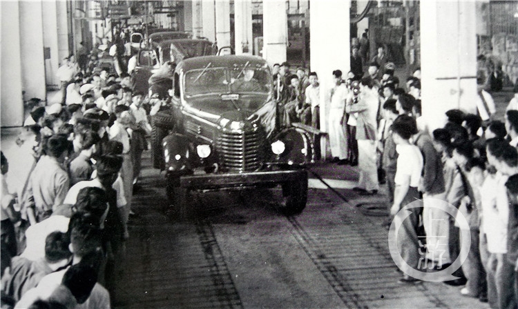 1956年7月13日第一批国产解放牌汽车开下总装配线。（中国一汽供图）.jpg