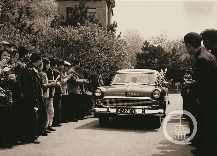 1958年5月12日国产第一辆东风牌轿车试制成功。（中国一汽供图）.jpg