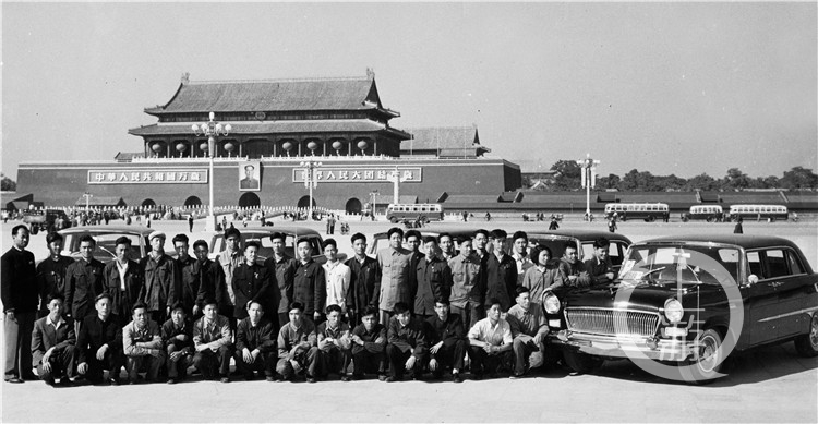 8.1959年9月，饶斌带领红旗72车队进京。（中国一汽供图）.jpg