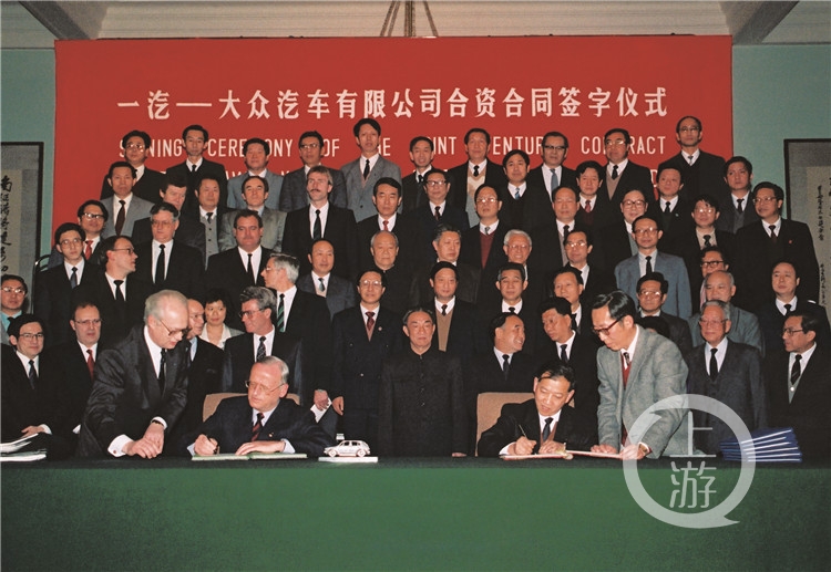 1990年11月20日中国一汽和德国大众公司15万辆合资项目在北京人民大会堂正式签约，一汽耿昭杰厂长与德国大众集团总裁哈恩博士分别代表一汽和大众在合资合同上签字。（中国一汽供图）.jpg