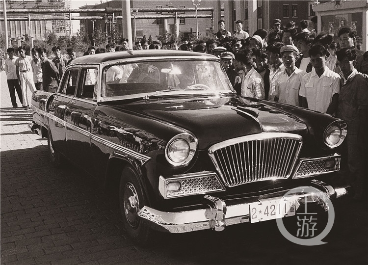 6.1958年8月1日，第一辆红旗轿车研制成功，全厂职工欢欣鼓舞。（中国一汽供图）.jpg
