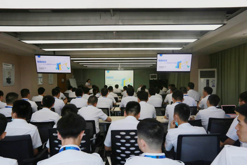 华夏航空、三个敬畏、安全飞行|牢记“三个敬畏” 华夏航空6名飞行员荣获民航局安全飞行奖章