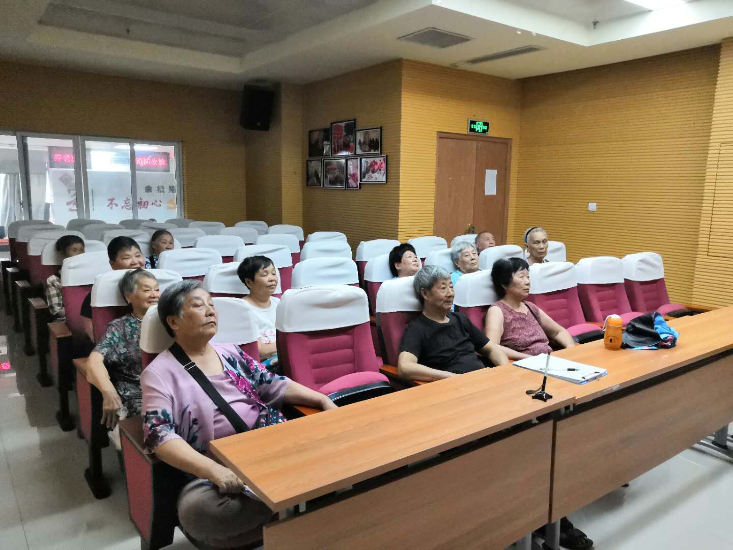 老年课堂|渝北区龙山街道余松路社区养老服务站老年课堂观影———《火烧圆明园》