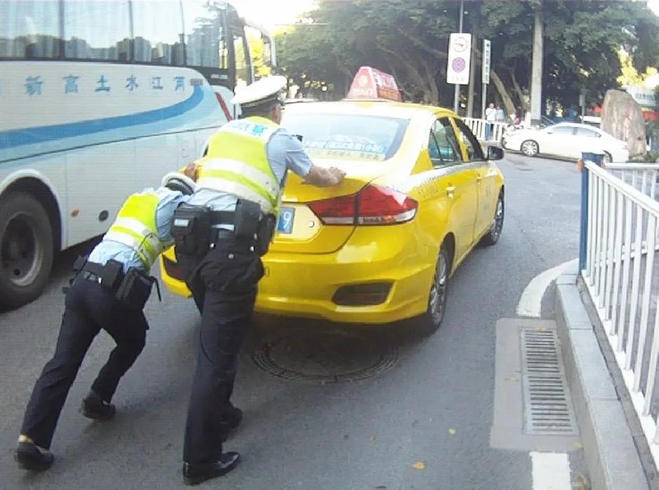 【战高温警服蓝】小车因故障抛锚阻碍交通|【战高温警服蓝】小车因故障抛锚阻碍交通，北碚警方上演“热辣”救援