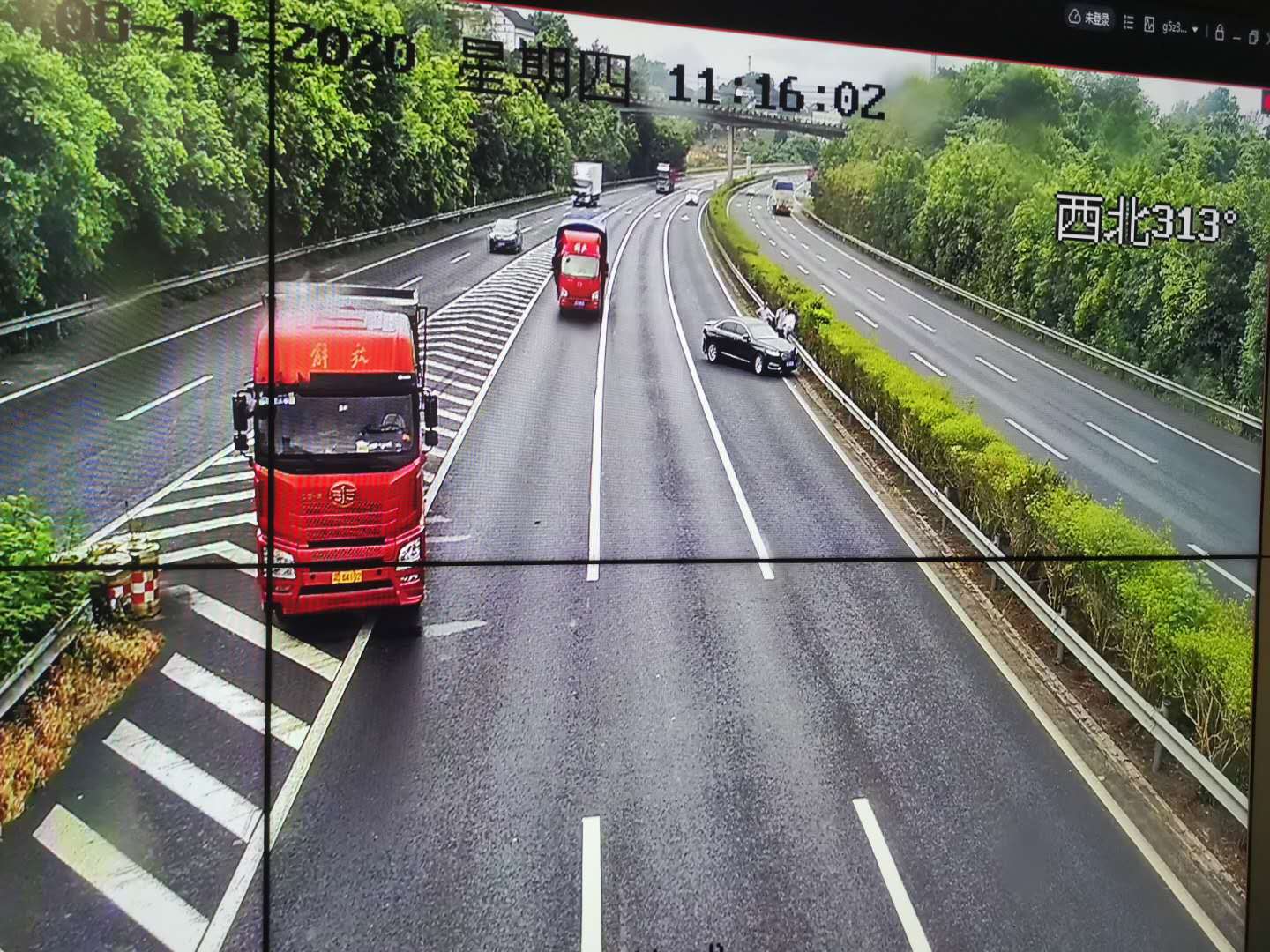 重庆高速|小车错过分道口高速路上实线变道，引得后方货车“飘移”