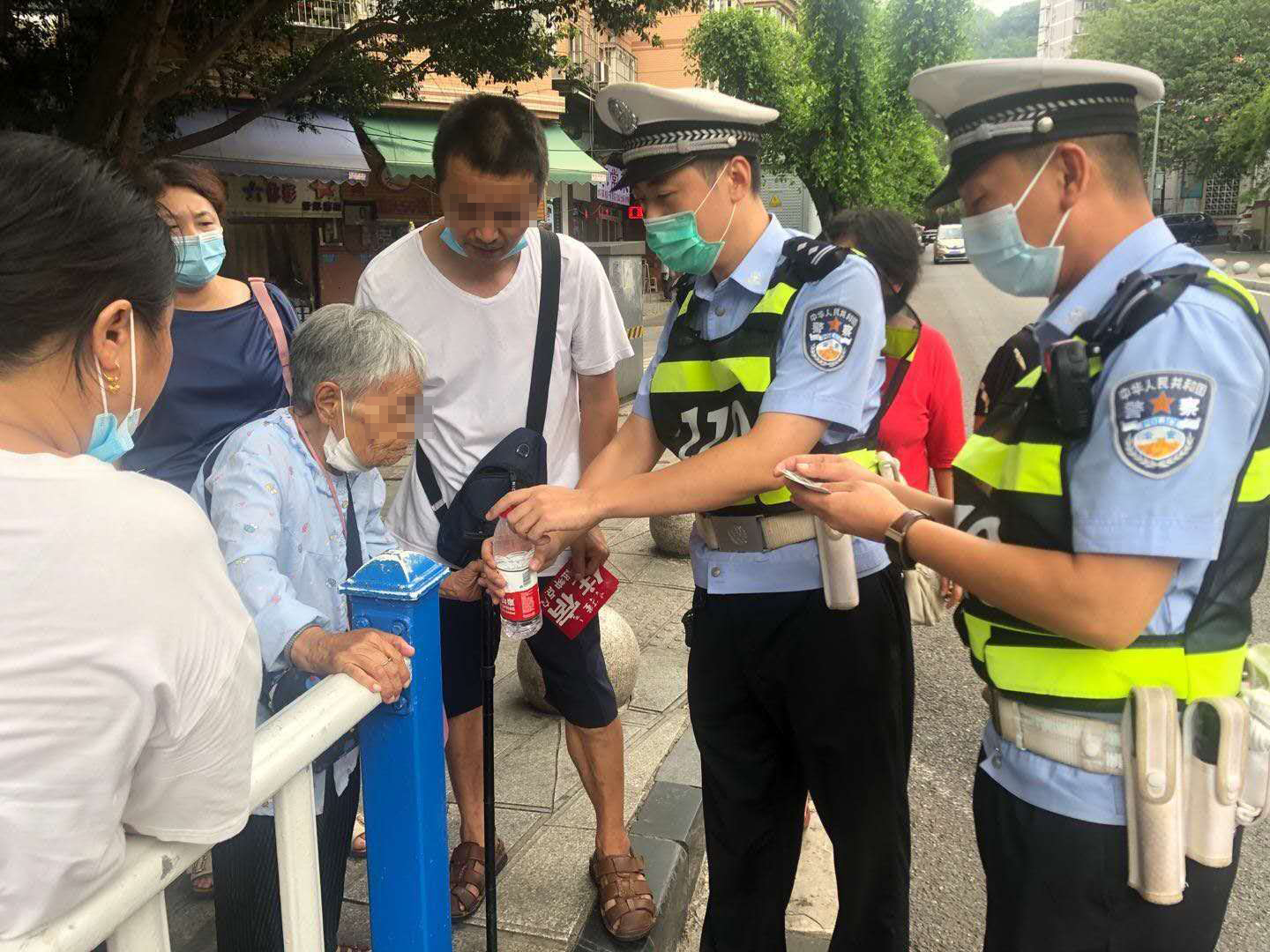 走丢|八旬老人溜出养老院，民警伸出援手将其安全送回