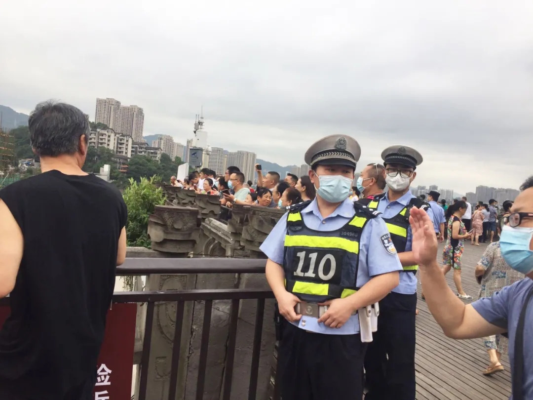 战汛|嘉陵江2号洪水洪峰过境磁器口， 沙区警方紧急行动